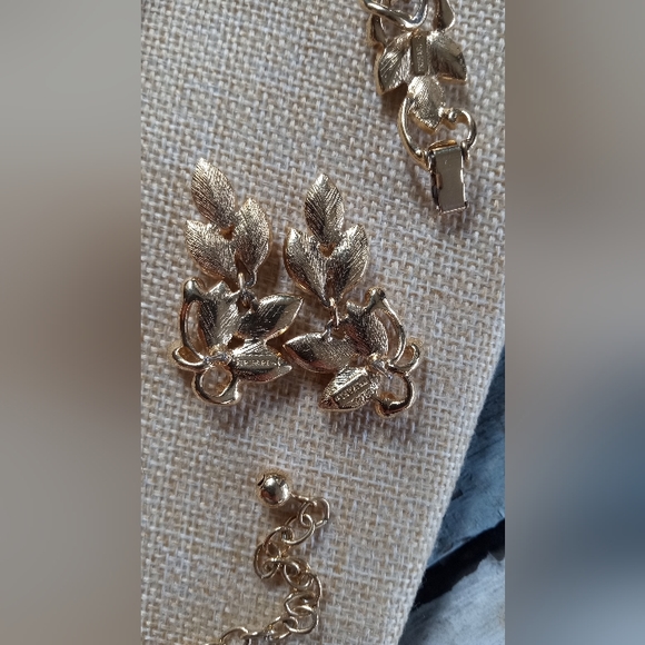 Trifari TM Vintage 80's Milk Glass Full Parue Necklace, Bracelet, Post Earrings - Picture 9 of 11